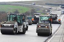 U Žiželic se dokončuje stavba mostu přes údolí potoka Hutná a probíhá pokládka asfaltových vrstev.