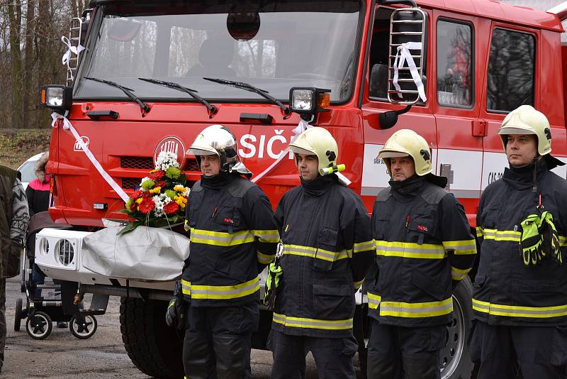 Aktivní dobrovolní hasiči v Černčicích dostali nové auto.