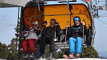 Poslední lyžování v této sezoně si na velikonoční pondělí nenechaly na Klínovci ujít stovky lidí.