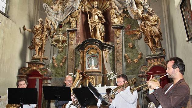 Koncert žesťového kvintetu a sólistů Severočeské filharmonie v krásném prostředí kostela  ve Velké Černoci.