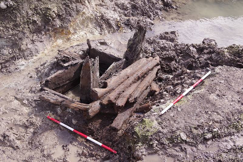 Archeologové objevili u Liběšovic na Podbořansku nejstarší studnu v kraji. Pochází z druhé poloviny 7. století.