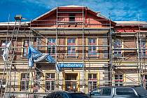 Nádražní budova v Podbořanech prochází rekonstrukcí.