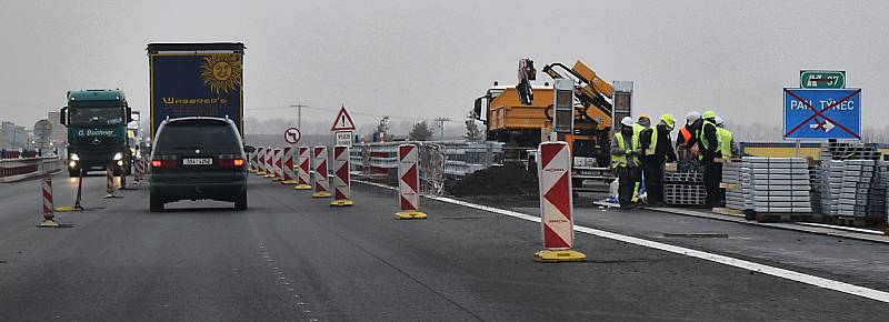 Práce na novém úseku dálnice D7 Praha – Chomutov u Panenského Týnce na Lounsku.