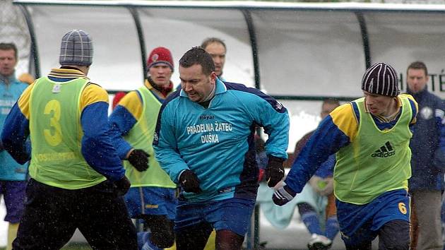 Tuchořický Jiří  Bešík  (vpravo) v souboji s domácím Alešem Fridrichem  v sobotním utkání turnaje MH Cirus v Postoloprtech.