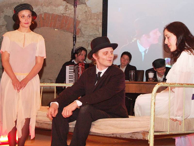 Herci předvádějí scénku ze života Franze Kafky v sýpce v Siřemi na Žatecku.