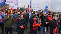 Demonstrace před továrnou Nexen v průmyslové zóně Triangle u Žatce. Pondělí 6. února