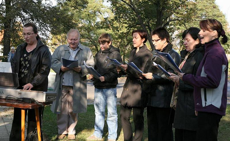 Bohoslužba s prosbou o požehnání u nově zrekonstruované Husovy zvonice v Lenešicích