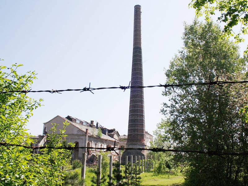 Komín lenešického cukrovaru den před demolicí, 15. května 2013