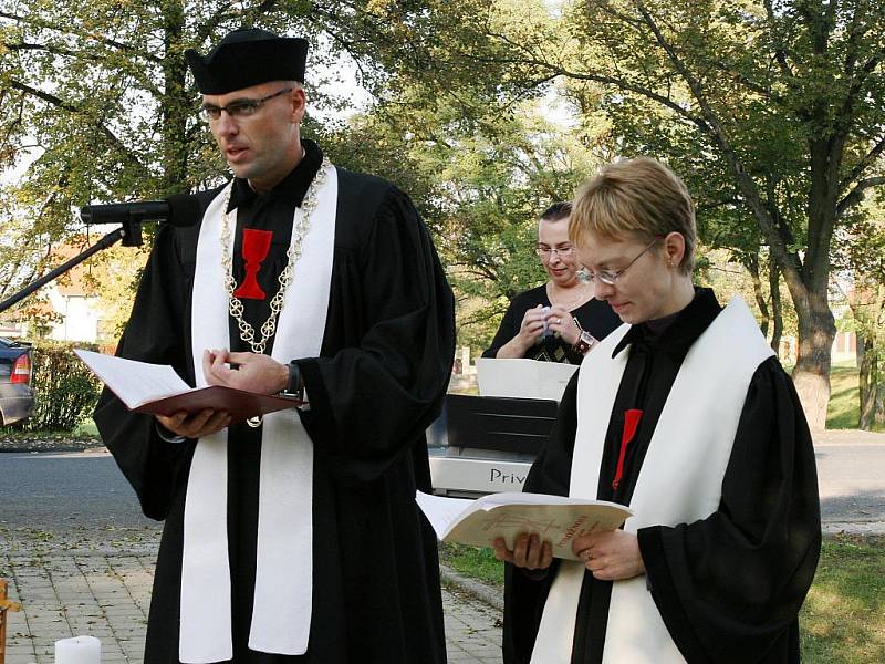 Bohoslužba s prosbou o požehnání u nově zrekonstruované Husovy zvonice v Lenešicích