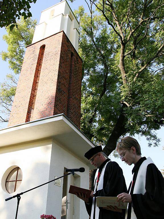 Bohoslužba s prosbou o požehnání u nově zrekonstruované Husovy zvonice v Lenešicích