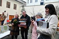 Čtyři desítky knih předala lounská knihovna do pěstounských rodin v rámci akce Daruj knihu. Knihovna také znovuotevřela Semínkovnu.