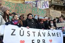 Demonstrace studentů právnické fakulty před budovou v plzeňských sadech Pětatřicátníků