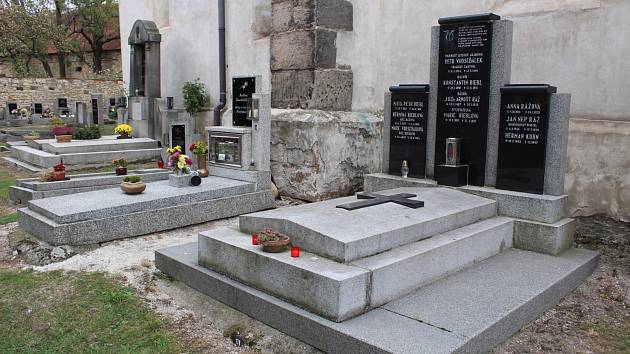 Rodinná hrobka básníka Konstantina Biebla ve Slavětíně