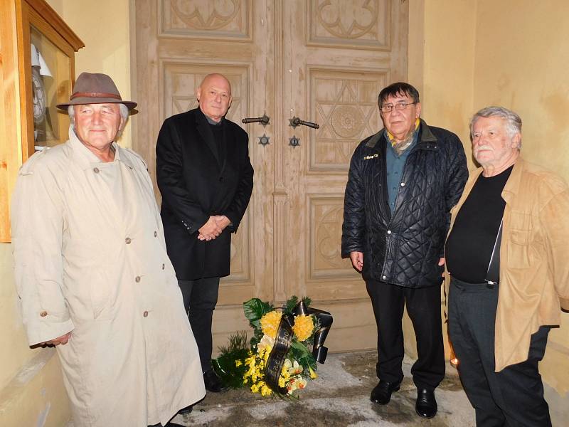 Vzpomínkové shromáždění před hlavním vstupem do synagogy v Žatci. Zleva Gerhard Gerstenhöfer, Petr Šimáček, Ota Löbl a Andreas Kalckhoff.