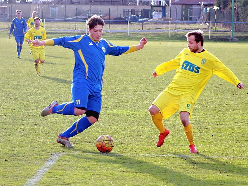 FK Litoměřicko B (v modrém) - FK Slavoj Žatec (žlutí) 4:5 po penaltovém rozstřelu.