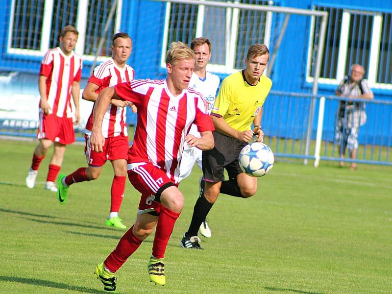 Fotbalisté Loun (v bílém) přehráli tým Srbic 4:1.