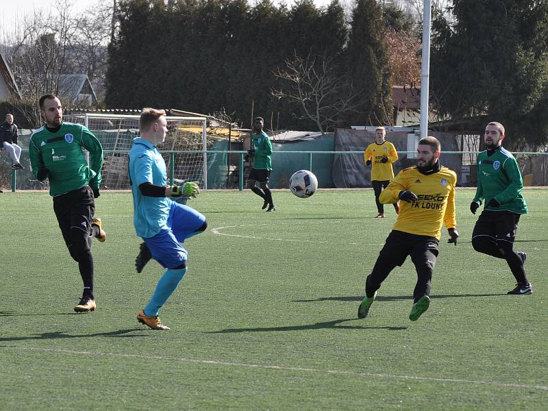 Fotbalisté Loun (ve žlutém) v předposledním přípravném utkání remizovali s divizním Mostem.