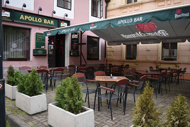 Většina zahrádek restaurací v centru Žatce zela kolem poledne prázdnotou.