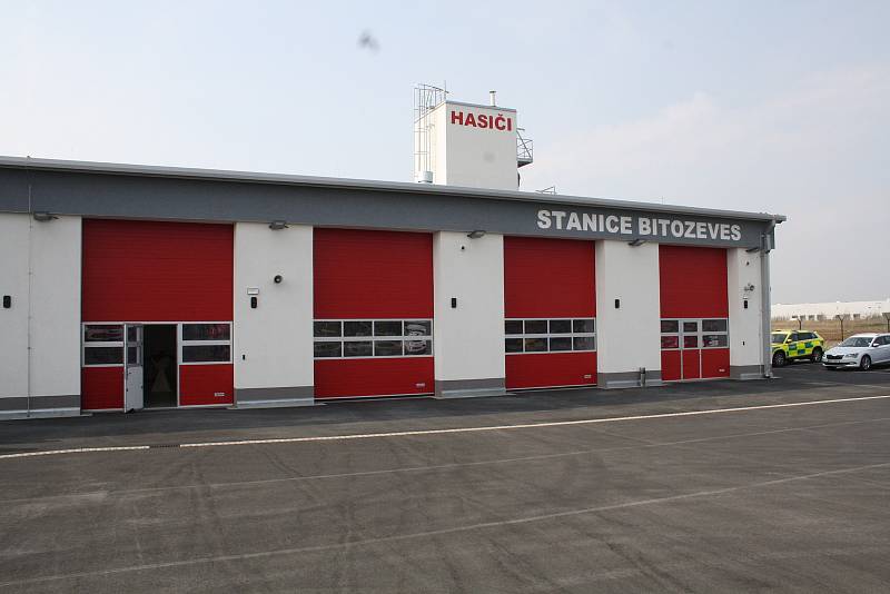 V průmyslové zóně Triangle u Žatce se v úterý 9.4. slavnostně otevřela nová požární stanice.