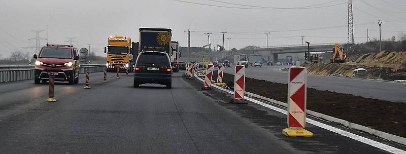 Práce na novém úseku dálnice D7 Praha – Chomutov u Panenského Týnce na Lounsku.