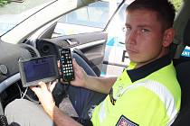 Policista měří rychlost vozidel při dopravní akci v Lubenci. 