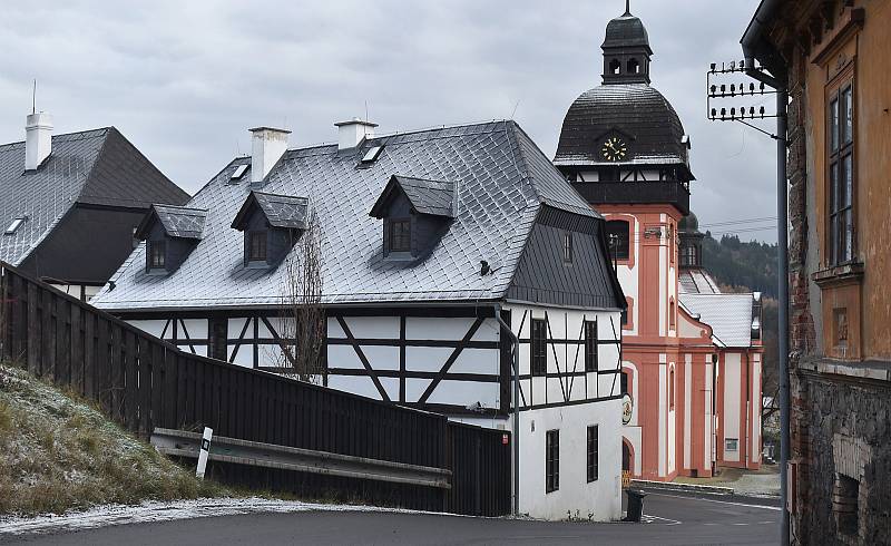 Obec Valeč je známá množstvím památek. Teď se tam opravuje bývalá spilka a konírna, který zbyly po rozsáhlém areálu pivovaru v centru obce.