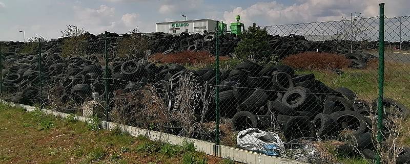 Po zkrachovalé společnosti Hargo zůstaly v zóně Triangle u Žatce tisíce pneumatik.