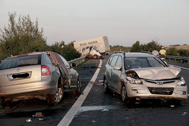 Tragická dopravní nehoda čtyř vozů na obchvatu Loun