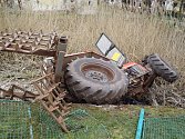 Traktor v Malé Černoci skončil v požární nádrži