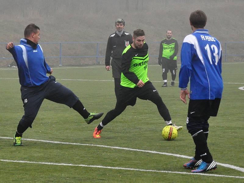 Fotbalisté Chlumčan (v zeleném) vyučovali ty perucké v produktivitě.