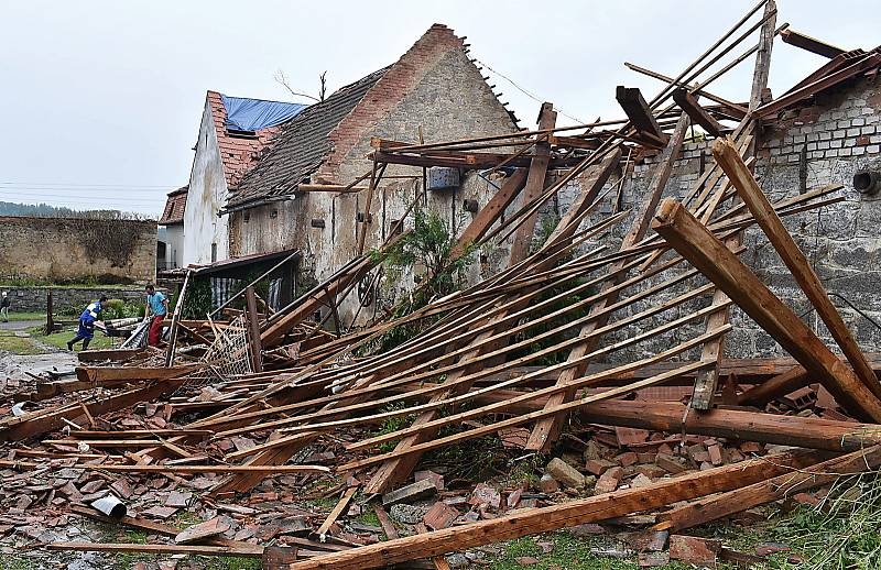 Následky ničivé bouře a tornáda ve Stebně, pátek 25. června 2021.