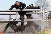 Na překážkové dráze v Žatci měřili síly policisté při mistrovství speciálních pořádkových jednotek.