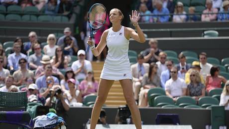 Česká tenistka Karolína Plíšková se raduje z postupu do 2. kola Wimbledonu.