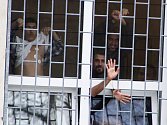 Zadržení cizinci jasně ukazují, že už za mřížemi být nechtějí