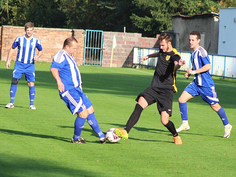 Postoloprty (v modrém) - Kryry 3:0 (0:0), sobotní utkání krajské 1. A třídy fotbalistů.