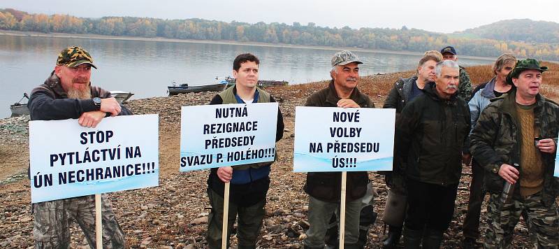 Desítky rybářů protestovaly na Nechranické přehradě kvůli plošnému zákazu lovu z loděk. Rybářský svaz to zdůvodňuje ochranou populace candáta. Protestující to odmítají, žádají jinou ochranu a důsledné kontroly.