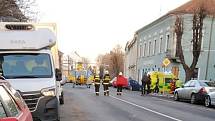Zásah hasičů a záchranářů po nehodě v Karlově ulici v Lounech