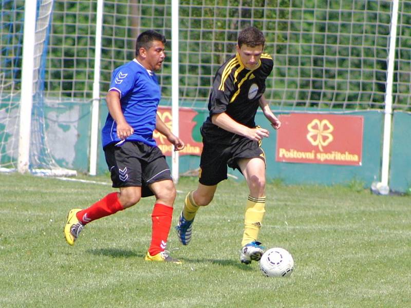 Fotbalisté ZD Podlesí Ročov (v černých dresech) porazili soupeře z Líšťan (modří) 3:0.