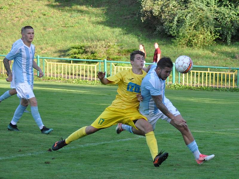 Žatecký Slavoj (ve žlutém) doplatil na neproměňování šancí. O výsledku rozhodla jediná přesná střela mezi tyče domácí branky.