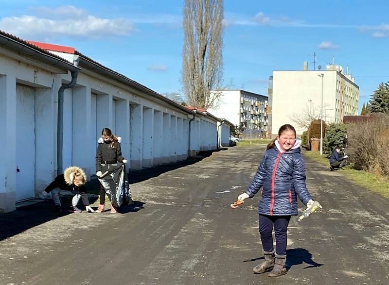 Dobrovolníci uklízí nepořádek, v pytlích skončily lahve i plasty.