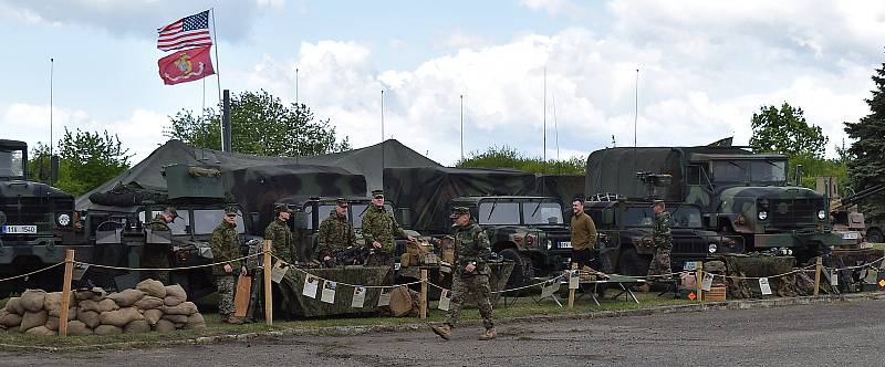V pětihektarovém areálu bývalého armádního radiového a vysílacího střediska u Čeradic na Žatecku tento víkend probíhá setkání příznivců vojenské techniky. 