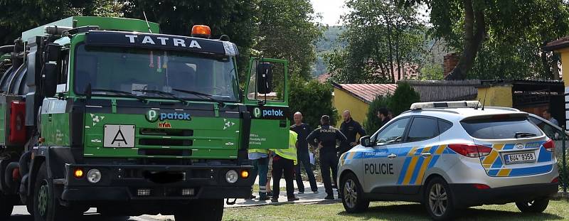 Po sedmi letech od zmizení Jany Paurové ze Slavětína pátrají policisté opět v jejím domě a okolí. Akci je přítomen také manžel Pavel Paur (v oranžovém tričku).