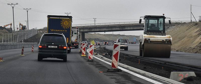 Práce na novém úseku dálnice D7 Praha – Chomutov u Panenského Týnce na Lounsku.