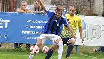 Utkání rozdílných poločasů, ve kterém fotbalistů Dobroměřic (ve žlutém) nestačilo k výhře nad Bílinou ani dvoubrankové vedení.