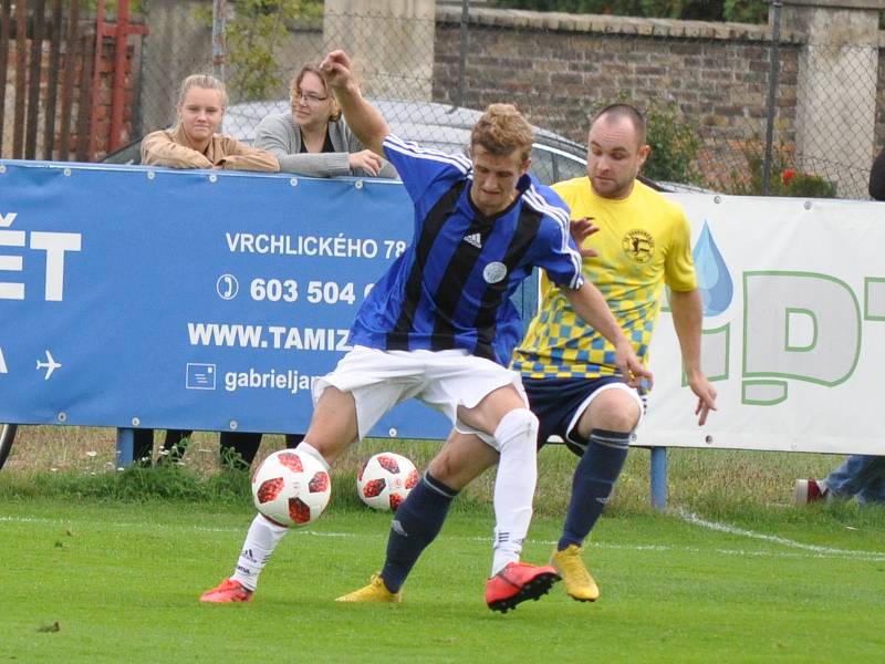 Utkání rozdílných poločasů, ve kterém fotbalistů Dobroměřic (ve žlutém) nestačilo k výhře nad Bílinou ani dvoubrankové vedení.