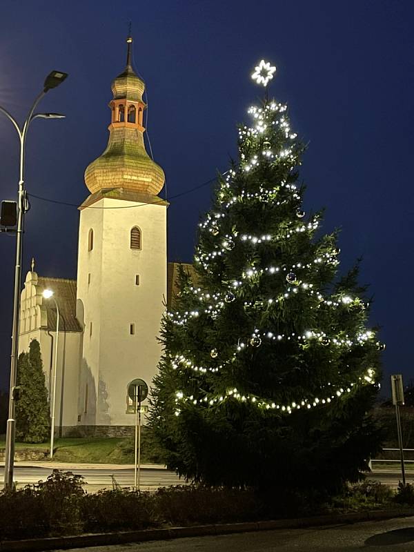 Vánoční strom v Dobroměřicích u Loun