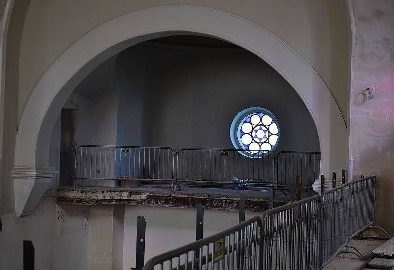 Druhá největší synagoga v Čechách, v Žatci, prochází rozsáhlou rekonstrukcí. Její majitel, bývalý primátor Chomutova Daniel Černý, ji mění v multifunkční kulturní prostor,