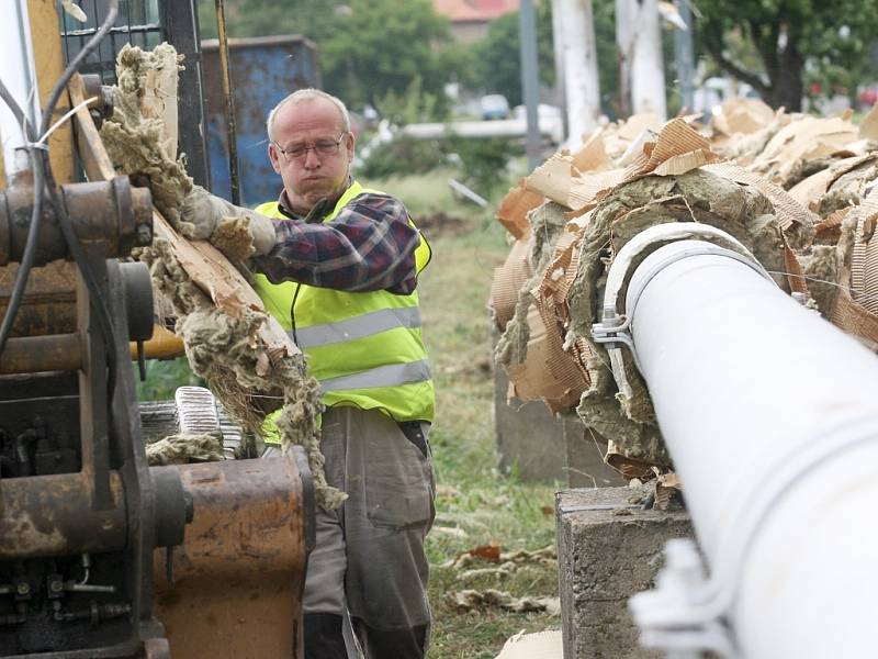 Dělníci rozebírají potrubí podél silnice Žatec – Holedeč na jižním okraji města. 