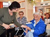 Knihy udělaly velkou radost babičkám a dědečkům v Domově pro seniory v Podbořanech