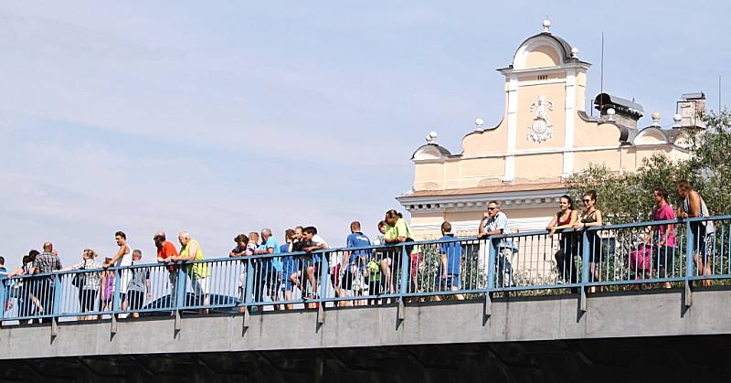 Letní lounské vábení 2015. Diváci na mostě Veslařů.